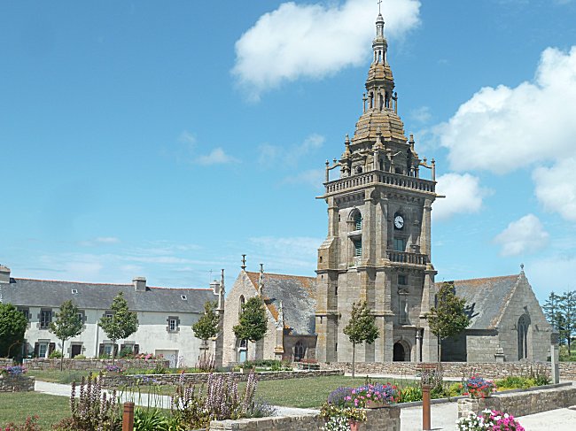 église Saint Pol Aurélien à Lampaul Ploudalmezeau